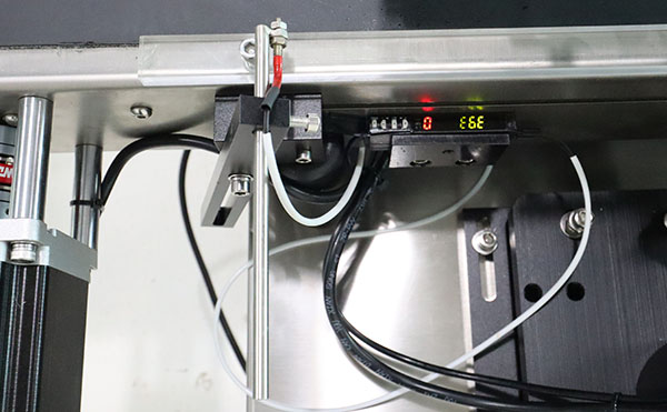 全自動(dòng)側面貼標機,貼標機器,全自動(dòng)貼標機